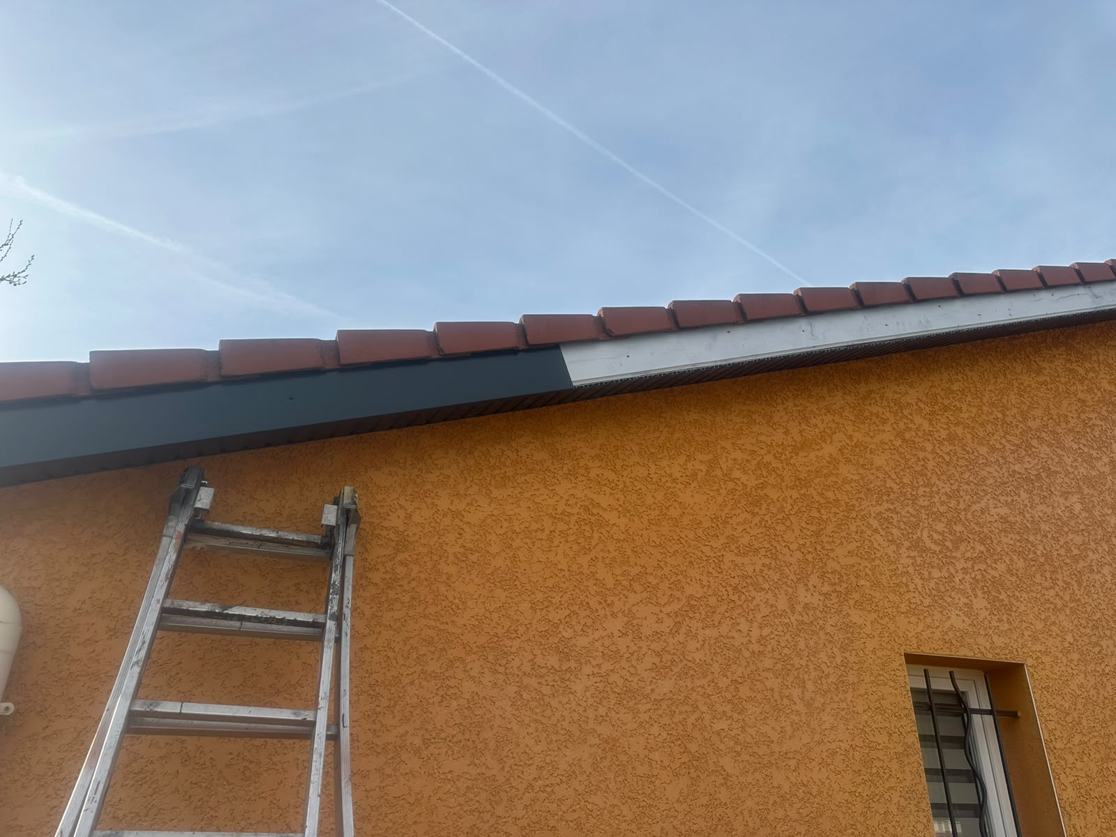 Habillage de planche de rive en cours sur une façade