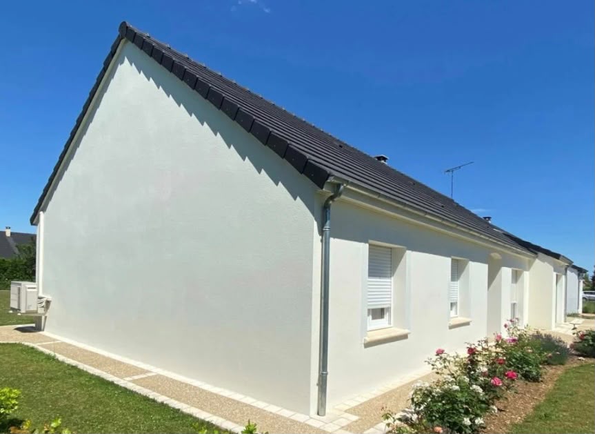Façade et pignon blancs après ravalement sur une maison à toiture sombre